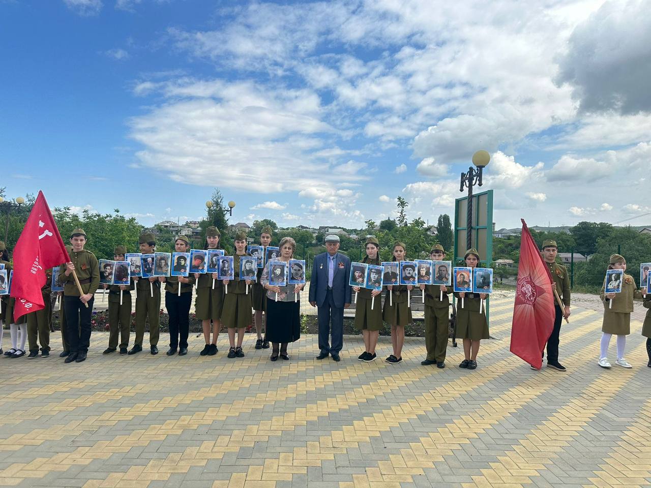 Возложение цветов к обелиску.