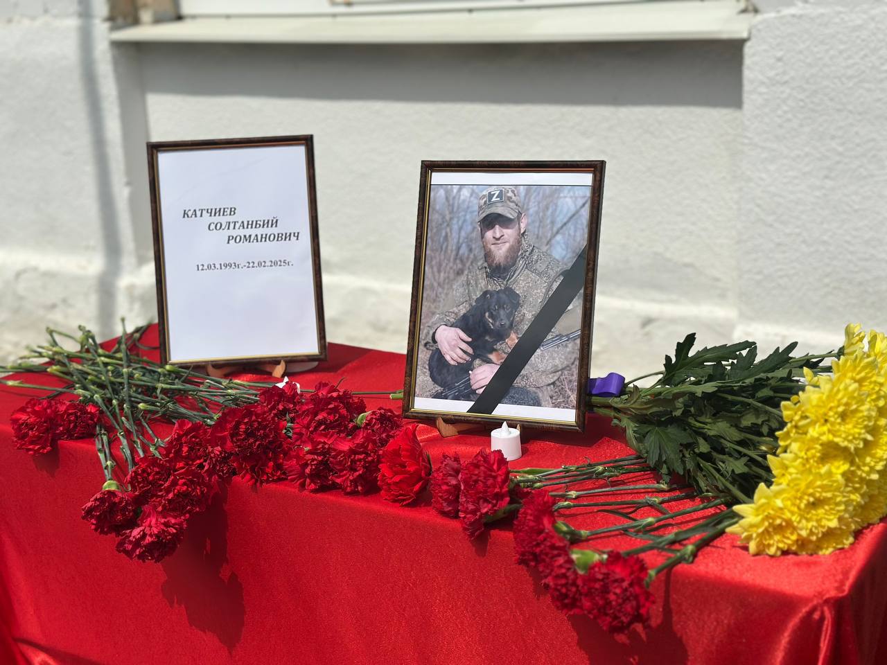 Открытие  мемориальной доски выпускнику Катчиеву Солтанбию Романовичу.